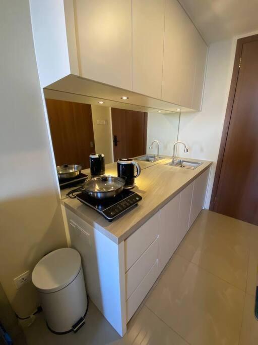 Nagoya Thamrin Apartment High Floor With View Exterior photo