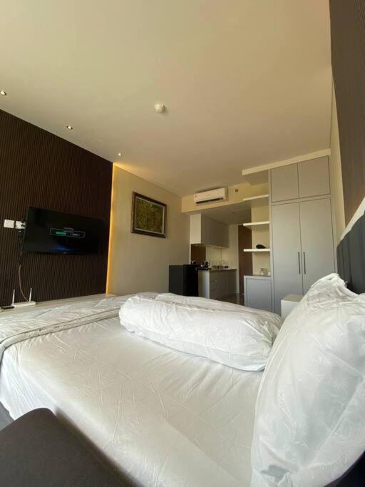 Nagoya Thamrin Apartment High Floor With View Exterior photo