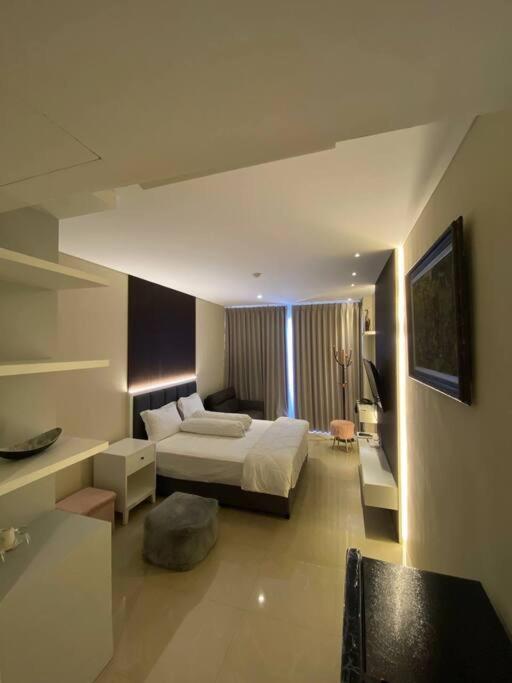 Nagoya Thamrin Apartment High Floor With View Exterior photo